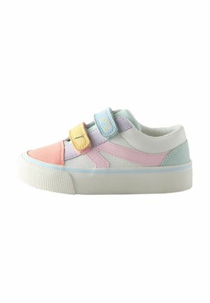 Baskets basses colorées avec des teintes pastel de rose, bleu, jaune et blanc. Présente deux sangles Velcro et une semelle en caoutchouc texturée.