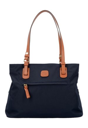 Borsa a spalla in nylon blu navy con manici e dettagli in pelle marrone, dotata di una tasca frontale con zip e un'etichetta con logo davanti.