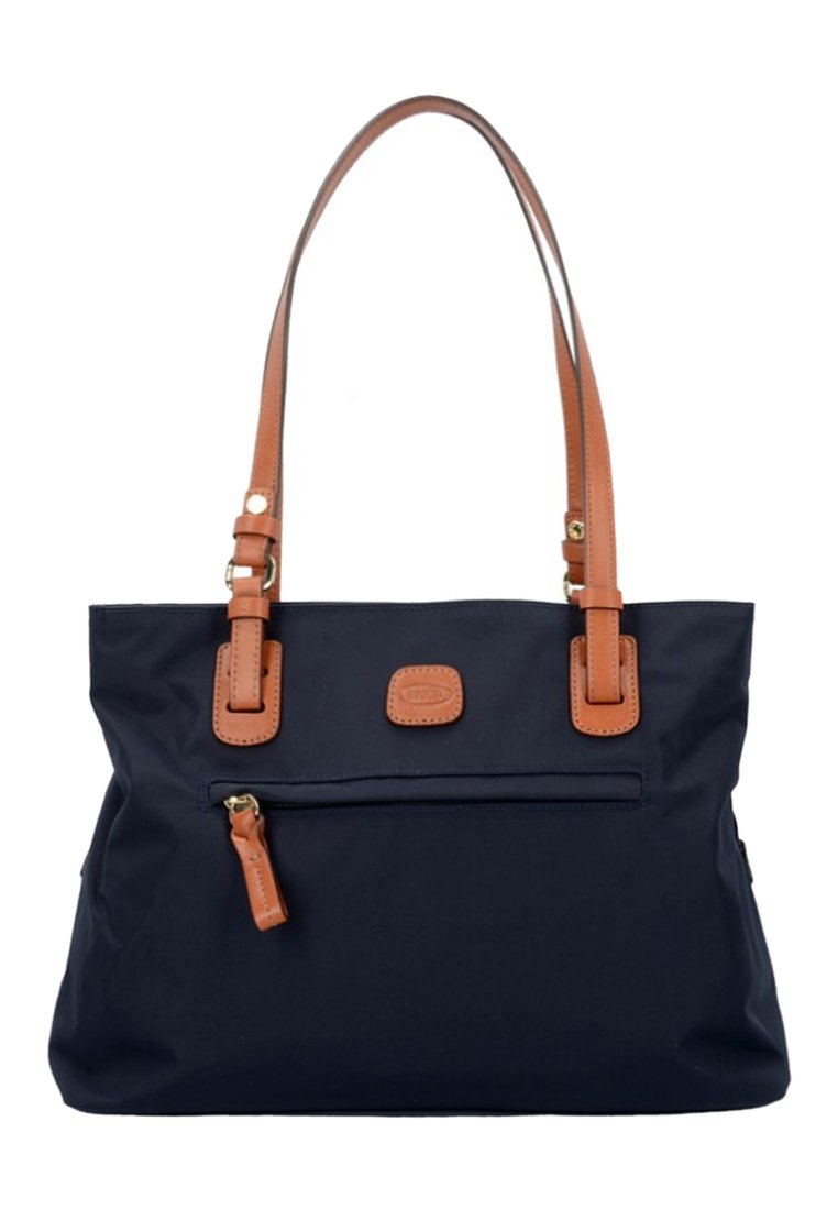 Borsa a spalla in nylon blu navy con manici e dettagli in pelle marrone, dotata di una tasca frontale con zip e un'etichetta con logo davanti.