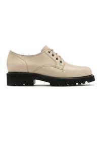 Beige læder oxford sko med en rund tå, sort gummisul og dekorative øjer til snørebånd. Enkel design, glat tekstur.