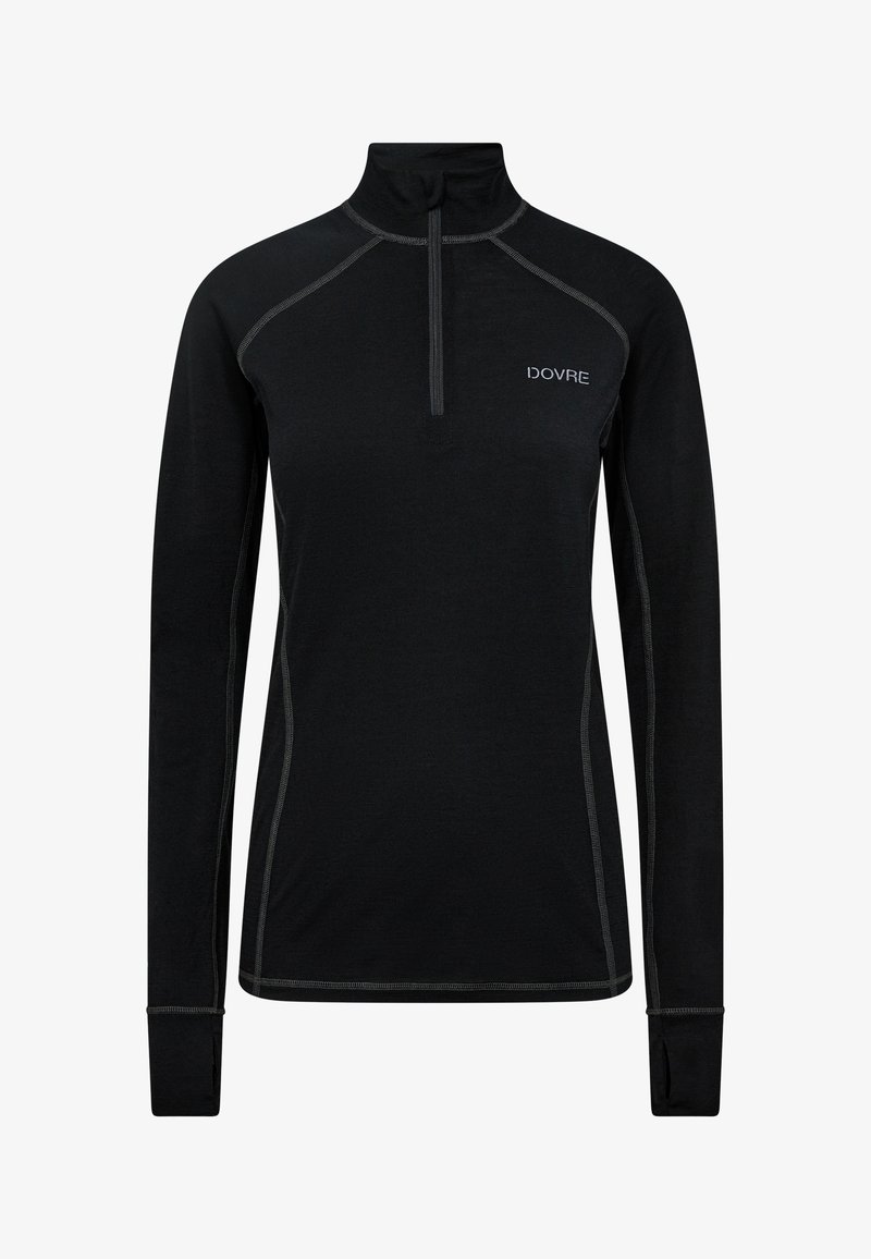 Sort langærmet pullover med lynlås ved kraven, som har kontrasterende syninger og et logo på brystet. Glat stoftekstur.