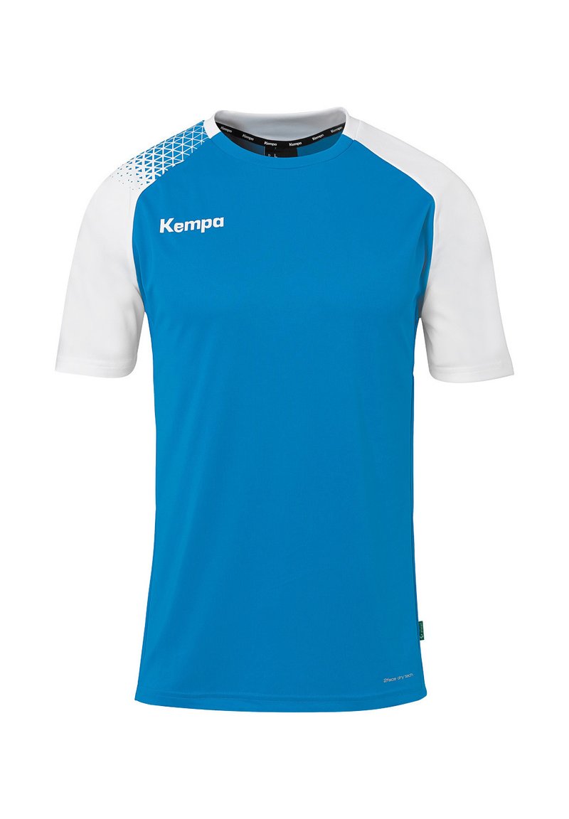 T-shirt de sport bleu en tissu évacuant l'humidité avec des manches blanches et un motif géométrique sur l'épaule. Présente un logo sur le devant.