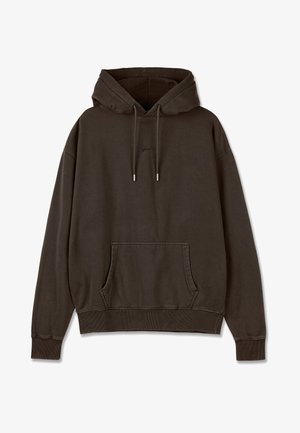 Pruun puuvillane kapuutsiga dressipluus, millel on esi-tasku, nööriga kapuuts ning soonikkoes varrukad ja alläär. Diskreetne logo kaeluse lähedal.