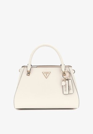 Fehér bőr kézitáska, struktúrált dizájnnal, arany színű fémrészekkel, háromszög alakú logóval és kulcstartó részletekkel. Texturált felület, letisztult vonalakkal.