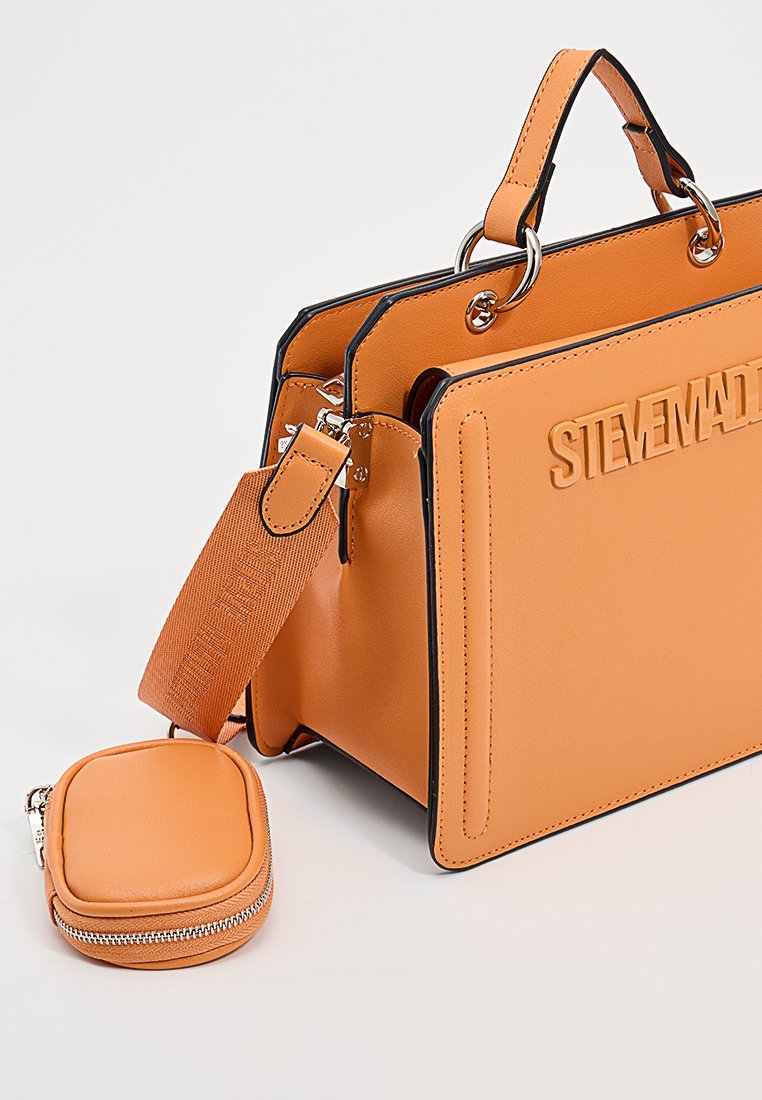 Borsa a tracolla sintetica arancione con design strutturato, dettagli neri, logo impresso, manico staccabile e un piccolo astuccio con zip coordinato.