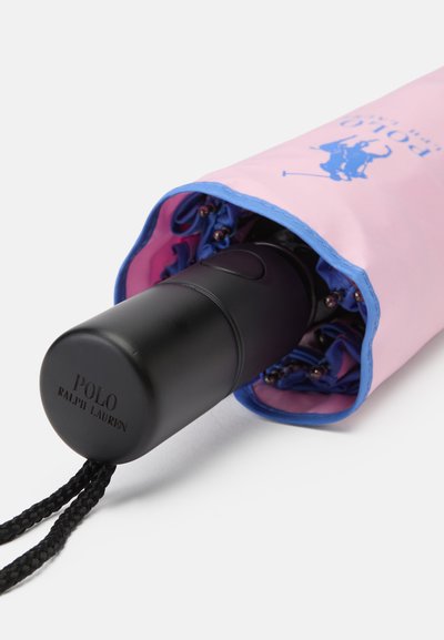 Μαύρη συμπαγής ομπρέλα σε ροζ και μπλε θήκη. Η θήκη έχει εκτυπωμένο λογότυπο. Η ομπρέλα έχει λεία λαβή και ανθεκτικό σχέδιο.