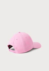 Rosa baseball cap med strukturert krone, avrundet skygge, justerbar stropp bak, og glatt tekstur. Minimalistisk design.