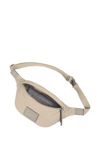 Marsupio beige con texture liscia, tasca anteriore con cerniera, cinturino regolabile e una placca in metallo con logo in bella vista.