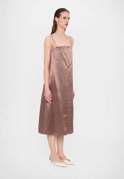 Μαβί σατέν φόρεμα με λεπτές spaghetti τιράντες, μέχρι το γόνατο, λεία υφή, με διακριτή γυαλάδα και μινιμαλιστικό σχέδιο.