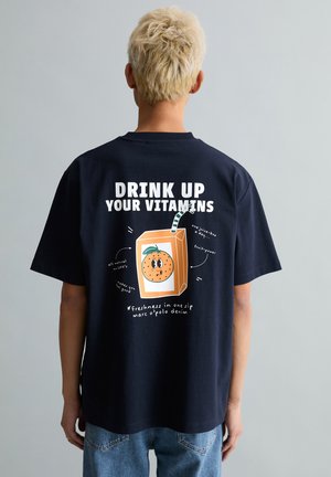 MIT RÜCKEN - T-shirt print - true navy