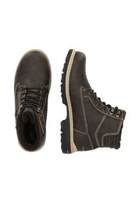 Bruna nahka lace-up-saappaat vaaleanharmaalla ompeleella, pehmustetulla kauluksella ja teksturoidulla mustalla kumipohjalla. Varustettu messinkisillä silmukoilla ja sileällä pinnalla.