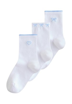 Drei weiße gerippte Socken mit hellblauem Rand; jede Socke hat eine kleine blaue Stickerei eines Herzens oder Schleifen nahe oben.