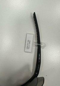 Braccio degli occhiali curvo nero con il testo "NON IN VENDITA" e un'etichetta di plastica trasparente con l'indicazione "SP0119/S 02L 79-11-120 *3" su una superficie bianca.