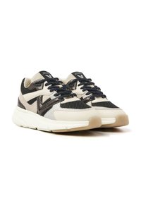 Sneaker mit einem Obermaterial aus beigem und schwarzem Mesh, metallischen Akzenten, gepolstertem Schaft und strukturierten Überzügen. Marineblaue Schnürsenkel und eine leichte Gummisohle.