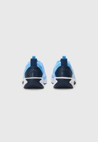 Blaue Sportschuhe mit Mesh-Obermaterial, marinefarbenen Akzenten und weißer Gummisohle. Sie verfügen über eine texturierte Rückseite für guten Halt und ein kontrastierendes Fersendesign.