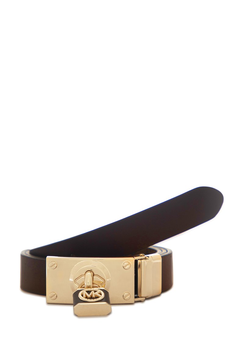 Brauner Ledergürtel mit einer goldfarbigen Schnalle im Schlossdesign und Logo-Akzent. Der Riemen ist glatt und hat eine glänzende Oberfläche.