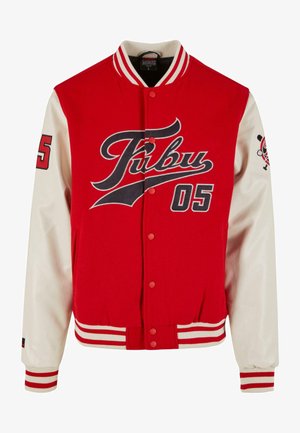 Rød varsityjakke med hvide læderærmer, prydet med "Fubu" logo og nummer "05" i sort broderi, samt stribede ribbede manchetter og krave.
