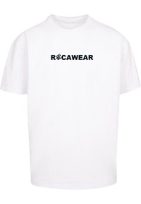 Balta medvilnės marškinėliai su dideliu juodu "ROCAWEAR" logotipu, atspaustu ant krūtinės. Apvalus iškirpimas, trumpomis rankovėmis, laisvas siluetas.