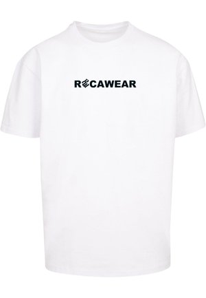 T-shirt en coton blanc avec un grand logo noir "ROCAWEAR" imprimé sur la poitrine. Col rond avec des manches courtes, coupe décontractée.