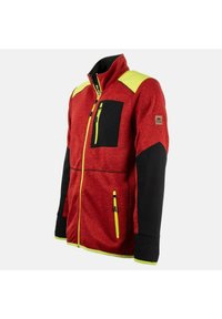 Chaqueta de forro polar roja y negra con acentos amarillos, bolsillos con cremallera, cuello alto y diseño ergonómico, adecuada para actividades al aire libre.
