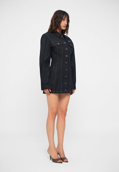Σκούρο τζιν φόρεμα με ζακέτα, μακριά μανίκια, κουμπιά �μπροστά, μυτερό γιακά και τσέπες στο στήθος, με χρυσές λεπτομέρειες και αντίθετη ραφή.