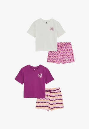 To sæt korte pyjamasser til børn, en hvid top med krabbe og lyserøde shorts med skaller, en lilla "Beach Club" top med bølgede stribede shorts.