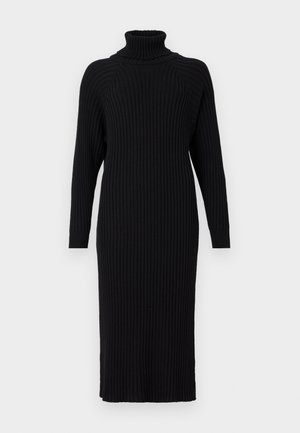 Vestido negro de punto acanalado con cuello alto, mangas largas y silueta recta, de longitud a mitad de pantorrilla.