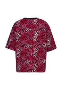 Korte mouwen top in roze en zwart luipaardprint, met een ronde halslijn en een ontspannen pasvorm. Soepele textuur, geen zichtbare hardware of accenten.