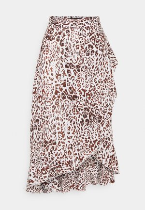 Hvid midi-nederdel med brun leopardprint, slå-om-stil og flæset asymmetrisk kant.