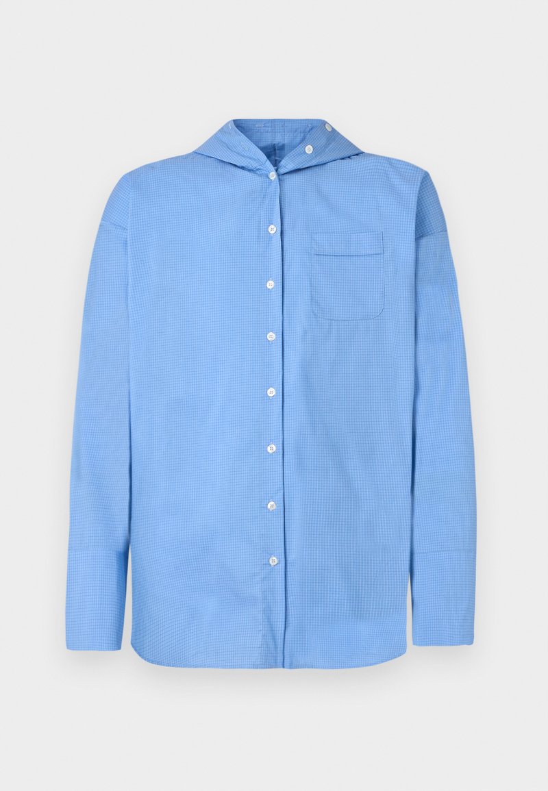 Camisa azul de manga larga con un patrón de cuadrícula, frente abotonado, cuello puntiagudo y un solo bolsillo en el pecho. Fabricada en una tela ligera.