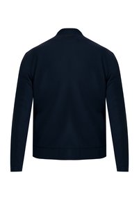 Marinblå jacka av släta tyger. Har en enkel design med ståkrage och långa ärmar. Inga synliga mönster eller detaljer.