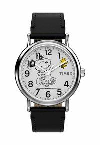 Timex ur med et rundt sølvfarvet rustfrit stål tilfælde, sort læderrem, hvid urskive med Snoopy-illustration og store sorte tal.