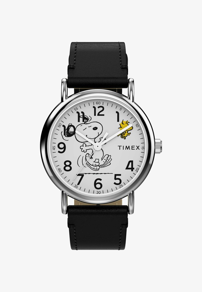Timex ur med et rundt sølvfarvet rustfrit stål tilfælde, sort læderrem, hvid urskive med Snoopy-illustration og store sorte tal.