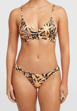 Bikini noir avec un motif floral orange ; haut triangle à fines bretelles et culotte taille basse ; texture lisse, matériel minimal.