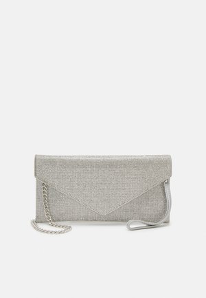 Borsa a busta metallica argento con superficie texture, design a pattina e tracolla in argento. Dimensioni adatte per l'uso a mano.