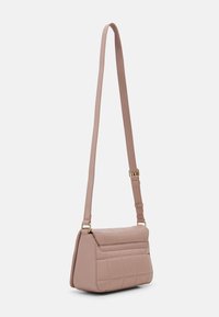 Borsa a spalla in pelle sintetica trapuntata rosa, dalla forma piatta, con tracolla regolabile e hardware in tonalità oro. Caratterizzata da un pattina frontale e una texture sottile.