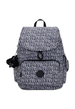 Sac à dos à motifs noir et blanc avec poche frontale, fermeture à rabat, poignée noire et petit porte-clés noir en peluche attaché à la fermeture éclair latérale.