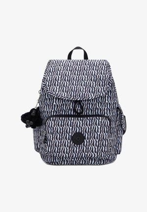 Sac à dos à motifs noir et blanc avec poche frontale, fermeture à rabat, poignée noire et petit porte-clés noir en peluche attaché à la fermeture éclair latérale.