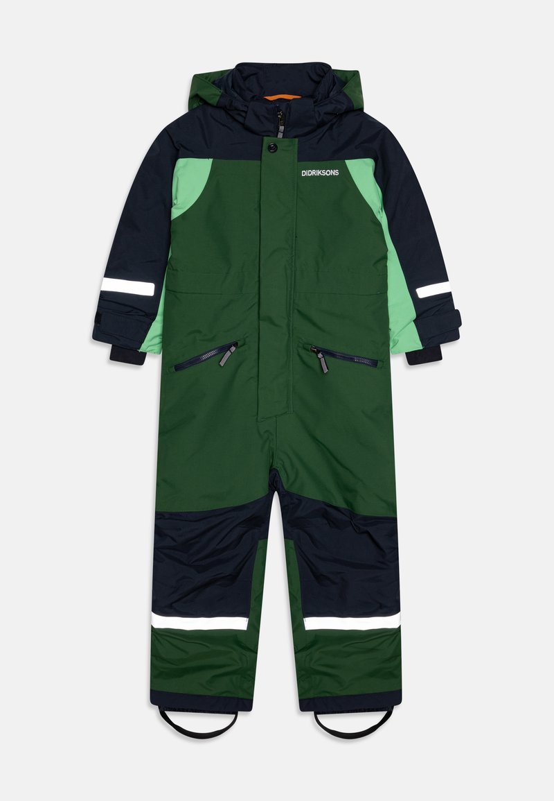 Zaļš un tumši zils ūdensnecaurlaidīgs snowsuit ar atstarojošām svītrām, kapuci un ar rāvējslēdzēju aizveramām kabatām. Gluda tekstūra; pilnas garuma dizains siltumam.