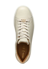 Baskets en cuir couleur crème avec des lacets blancs, un charme doré sur les lacets, un doublure intérieure marron et le logo GEOX sur la semelle intérieure.