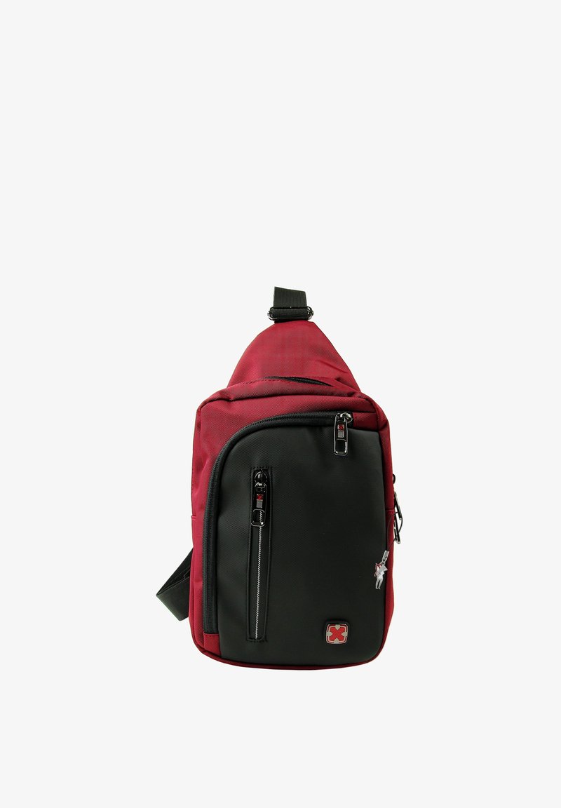 Compacte rode en zwarte rugzak met meerdere ritssluitingen en verstelbare schouderriem, voorvak met een klein logoplaatje.