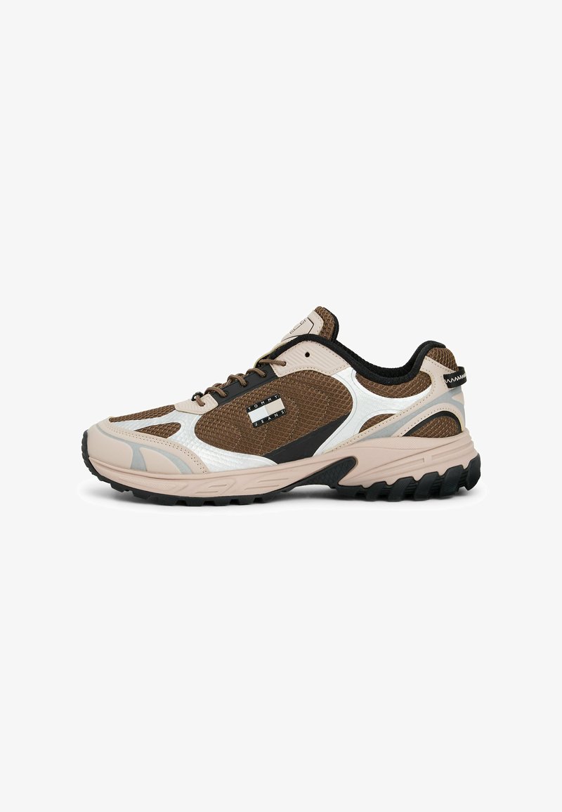 Bruine en beige mesh sneaker met zwarte zool, vetersluiting aan de voorkant en 'Tommy Jeans' logo aan de zijkant.