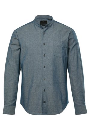Camisa de botones en azul oscuro, con cuello mandarín, mangas largas, un bolsillo en el pecho y detalles de botones en contraste.