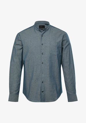Camicia button-up di colore blu scuro, con colletto alla coreana, maniche lunghe, taschino sul petto e dettagli dei bottoni a contrasto.
