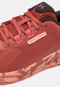 Under Armour BANDIT TRAIL 3 - Tenisice za trail trčanje - cinna red/canyon pink/sedona red