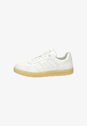 Witte leren lage sneaker met veters aan de voorkant en beige rubberen zool, zijstiksels en perforaties op de teenpartij.