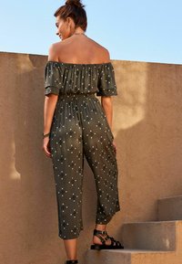 Next OFF SHOULDER - Buksedragter - khaki green woodblock