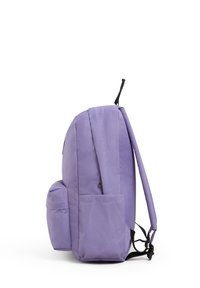 Mochila de tela morada con correas de hombro acolchadas, bolsillos laterales y un compartimento con cremallera. Textura suave y diseño aerodinámico.