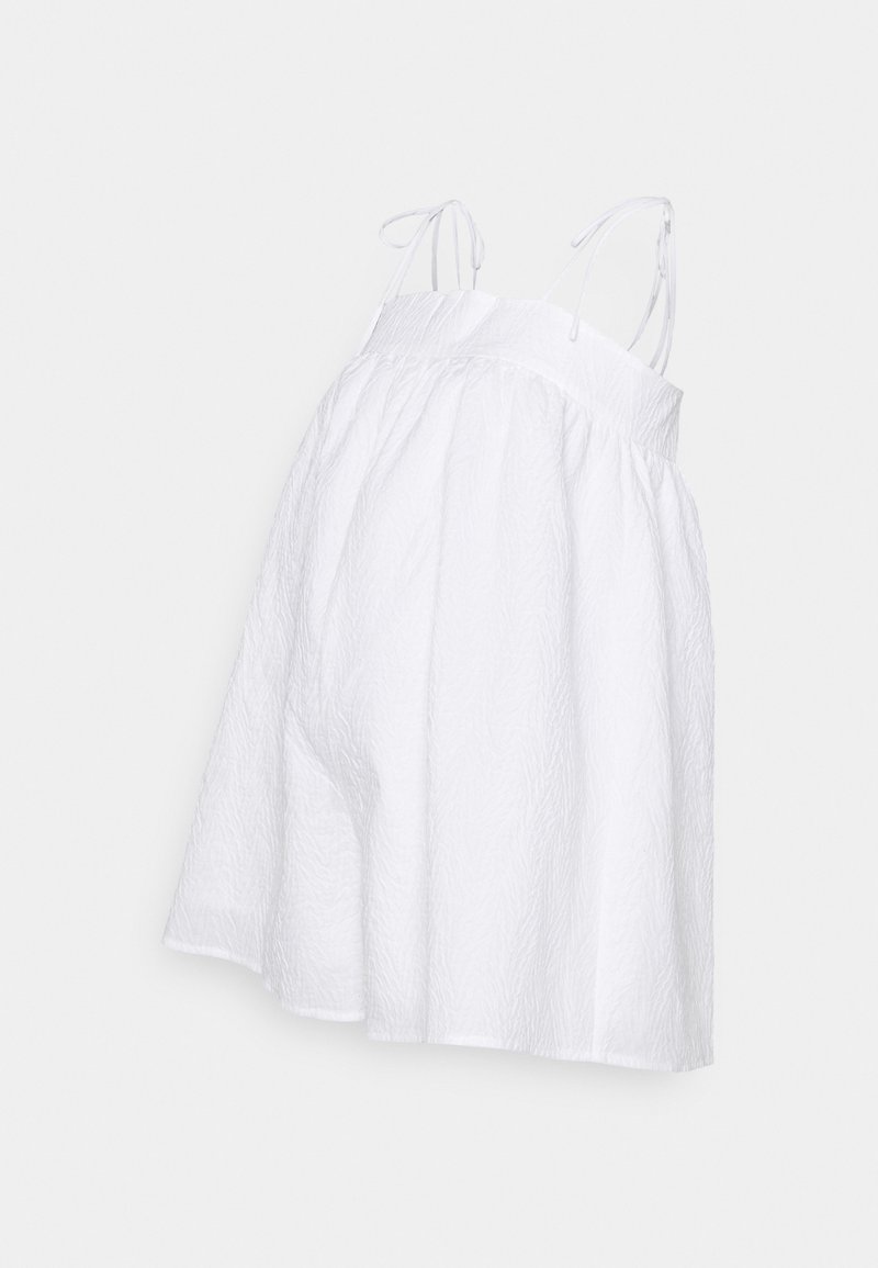 Vestido branco sem mangas com alças finas, apresentando um tecido texturizado e uma silhueta larga e esvoaçante. Detalhado com uma cintura franzida.