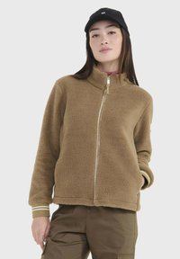 Braune Fleecejacke mit hohem Kragen, Frontreißverschluss und gerippten Bündchen. Verfügt über eine strukturierte Oberfläche und eine bequeme Passform.
